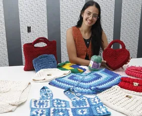 Imagem ilustrativa da imagem Moda do crochê vira hobby e negócios entre os jovens