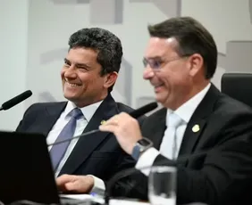 Imagem ilustrativa da imagem Moro se filia ao PL ao lado de Flávio em evento com acenos a Ratinho Jr.