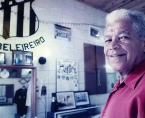 Imagem ilustrativa da imagem Morre o barbeiro que moldou o topete do Rei Pelé