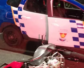 Imagem ilustrativa da imagem Motociclista avança sinais, invade contramão e colide com ônibus em Vitória