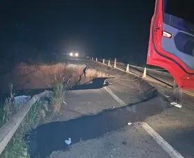 Imagem ilustrativa da imagem Motociclista morre ao cair em cratera na BR-262 no ES