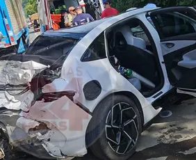 Imagem ilustrativa da imagem Motorista fica preso às ferragens após acidente com dois caminhões na BR-101 no ES