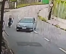 Imagem ilustrativa da imagem Mulher é cercada por carro durante roubo a bicicleta elétrica na Serra; veja vídeo