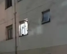 Imagem ilustrativa da imagem Mulher pula de prédio com filha de 2 anos para fugir de agressões do marido em SP