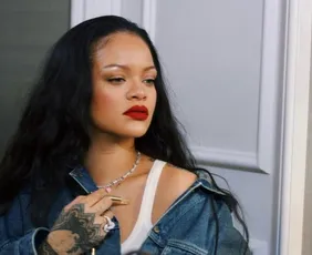 Imagem ilustrativa da imagem Mulher que atirou contra casa de Rihanna tem fiança fixada em R$ 53 milhões