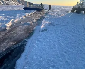 Imagem ilustrativa da imagem Oito morrem após ônibus cair no lago mais fundo do mundo, na Sibéria