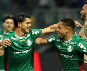 Imagem ilustrativa da imagem Palmeiras encaminha vaga na Copa do Brasil, mas Vitor Roque preocupa
