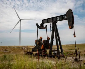 Imagem ilustrativa da imagem Petróleo chega a US$ 120, dispara quase 30% e tem maior preço desde 2022