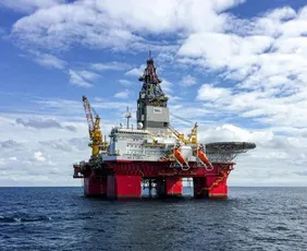 Imagem ilustrativa da imagem Petróleo dispara 8% após Irã anunciar fechamento do estreito de Hormuz