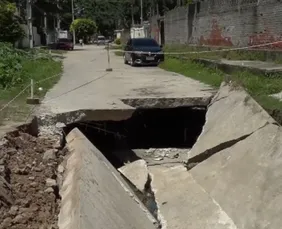 Imagem ilustrativa da imagem Placa de concreto de rua desaba e quase atinge carro em Paulista