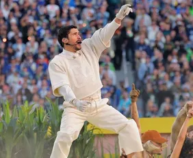 Imagem ilustrativa da imagem Por que Bad Bunny recebeu só US$ 1.000 por seu show no intervalo do Super Bowl