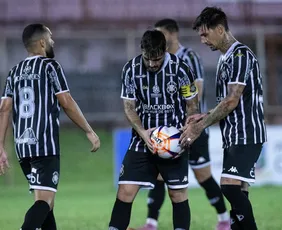 Imagem ilustrativa da imagem “Precisamos melhorar muito”, diz lateral capa-preta