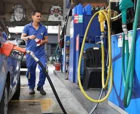 Imagem ilustrativa da imagem Preços dos combustíveis sobem e diesel já é encontrado a quase R$ 10 por litro