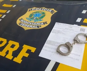 Imagem ilustrativa da imagem Procurado por crime de incêndio é preso pela PRF em ônibus de viagem em Guarapari