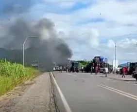 Imagem ilustrativa da imagem Protesto de produtores rurais dificulta trânsito na divisa do ES com a BA