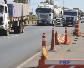 Imagem ilustrativa da imagem Quase 44% das mortes nas estradas envolvem veículos de carga, aponta PRF