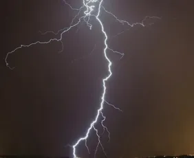 Imagem ilustrativa da imagem Quatro funcionários são atingidos por raio no Aeroporto de Viracopos em SP