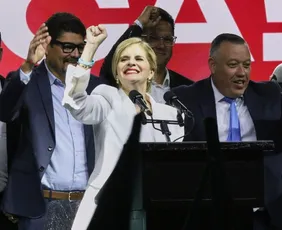 Imagem ilustrativa da imagem Quem é Laura Fernández, eleita presidente da Costa Rica no primeiro turno