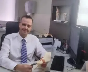 Imagem ilustrativa da imagem Quem é o médico que cobrava até R$200 de pacientes por cirurgias ortopédicas no SUS