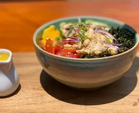 Imagem ilustrativa da imagem Rede Mana Poke chega à Praia do Canto com cardápio personalizável