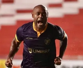 Imagem ilustrativa da imagem Retrô vence Ceará por 3 a 1 na despedida de Vagner Love
