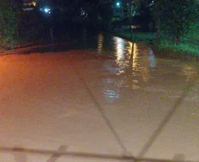 Imagem ilustrativa da imagem Rio sobe 80 cm e ameaça transbordar após temporal em Mimoso do Sul