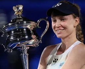 Imagem ilustrativa da imagem Rybakina reage em jogo quase perdido, bate Sabalenka e conquista o Australian Open