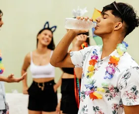 Imagem ilustrativa da imagem Saiba como ajudar uma pessoa que passa mal em blocos e festas de Carnaval