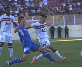 Imagem ilustrativa da imagem Santa Cruz entra sem reação, perde para o Confiança e despenca na Série C