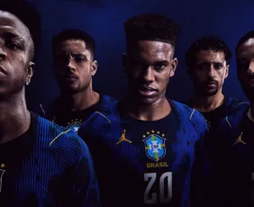 Imagem ilustrativa da imagem Seleção brasileira lança camisa azul para a Copa com logo da Jordan