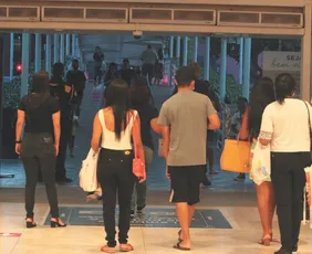 Imagem ilustrativa da imagem Shoppings e supermercados vão abrir em horário especial nesta Sexta-feira Santa