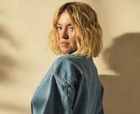 Imagem ilustrativa da imagem Sydney Sweeney faz novo anúncio para marca de jeans após publicidade polêmica