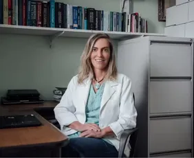 Imagem ilustrativa da imagem Tatiana Sampaio, cientista que estuda a polilaminina, será homenageada no ES