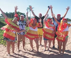 Imagem ilustrativa da imagem Tradição no banho de mar à fantasia na folia em Manguinhos