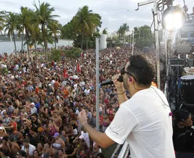 Imagem ilustrativa da imagem Trio elétrico volta a animar Camburi e arrasta multidão