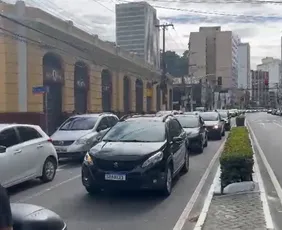 Imagem ilustrativa da imagem Troca de poste causa nó no trânsito do Centro de Vitória na manhã desta quarta