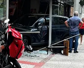 Imagem ilustrativa da imagem VÍDEO | Carro invade padaria e assusta clientes em Vitória