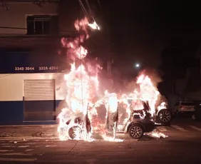 Imagem ilustrativa da imagem VÍDEO | Carro pega fogo durante a madrugada em rua de Vila Velha