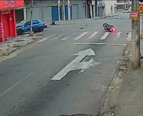 Imagem ilustrativa da imagem VÍDEO | Casal é arremessado de moto durante acidente em Cachoeiro