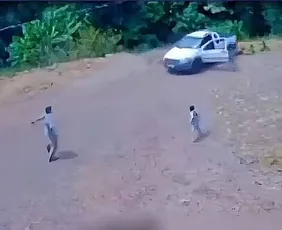 Imagem ilustrativa da imagem VÍDEO | Gêmeos de 6 anos soltam freio de mão e carro cai em ribanceira no Paraná