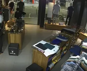 Imagem ilustrativa da imagem VÍDEO | Ladrões invadem loja de roupas e causam prejuízo de R$ 10 mil em Guarapari