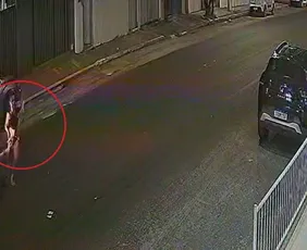 Imagem ilustrativa da imagem VÍDEO | Mulher é atropelada por motocicleta em avenida de Vila Velha
