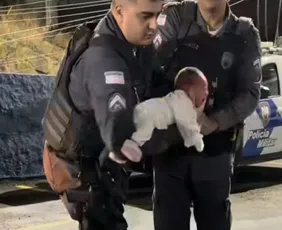 Imagem ilustrativa da imagem VÍDEO | Policiais salvam bêbe de 7 dias engasgada dentro do 8º BPM em Colatina