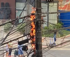 Imagem ilustrativa da imagem VÍDEO | Poste em chamas assusta moradores de Itapuã