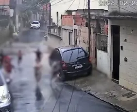 Imagem ilustrativa da imagem VÍDEO | Raio em poste assusta crianças brincando na rua em Vila Velha