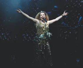 Imagem ilustrativa da imagem Vanessa da Mata sobe ao palco no Cais das Artes. Veja vídeos