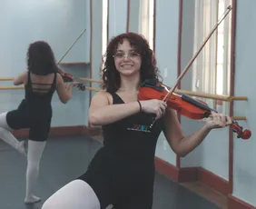 Imagem ilustrativa da imagem Veja como se inscrever a uma das 450 vagas em oficinas de dança, música e teatro