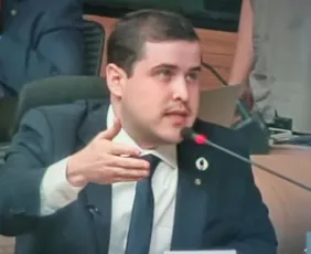 Imagem ilustrativa da imagem Vereador recém-empossado chama público nas galerias da Câmara de "mundiça"