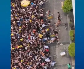 Imagem ilustrativa da imagem Vídeo mostra pessoas sendo atendidas por bombeiros após tumulto em bloco em SP