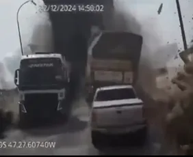 Imagem ilustrativa da imagem Vídeo registra momento em que ponte no Tocantins desaba com carros e caminhões